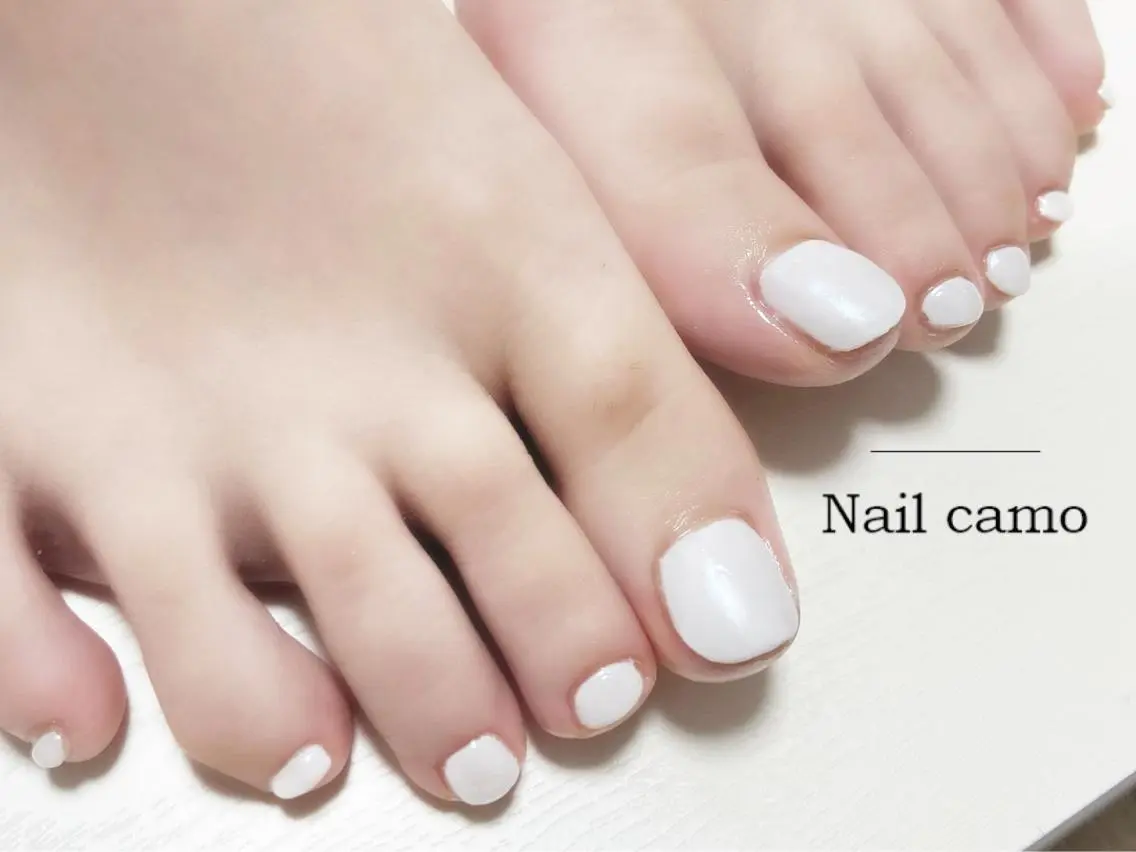 ネイル ワンカラーネイル ホワイト フットネイル 🌟Nail camo🌟のネイルデザイン