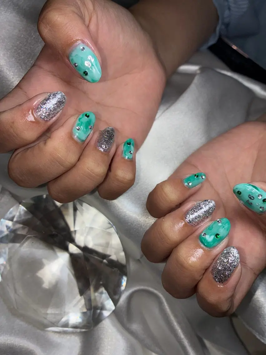 ショート ハンドネイル YOKOSUKA NAILS💅🩶のネイルデザイン