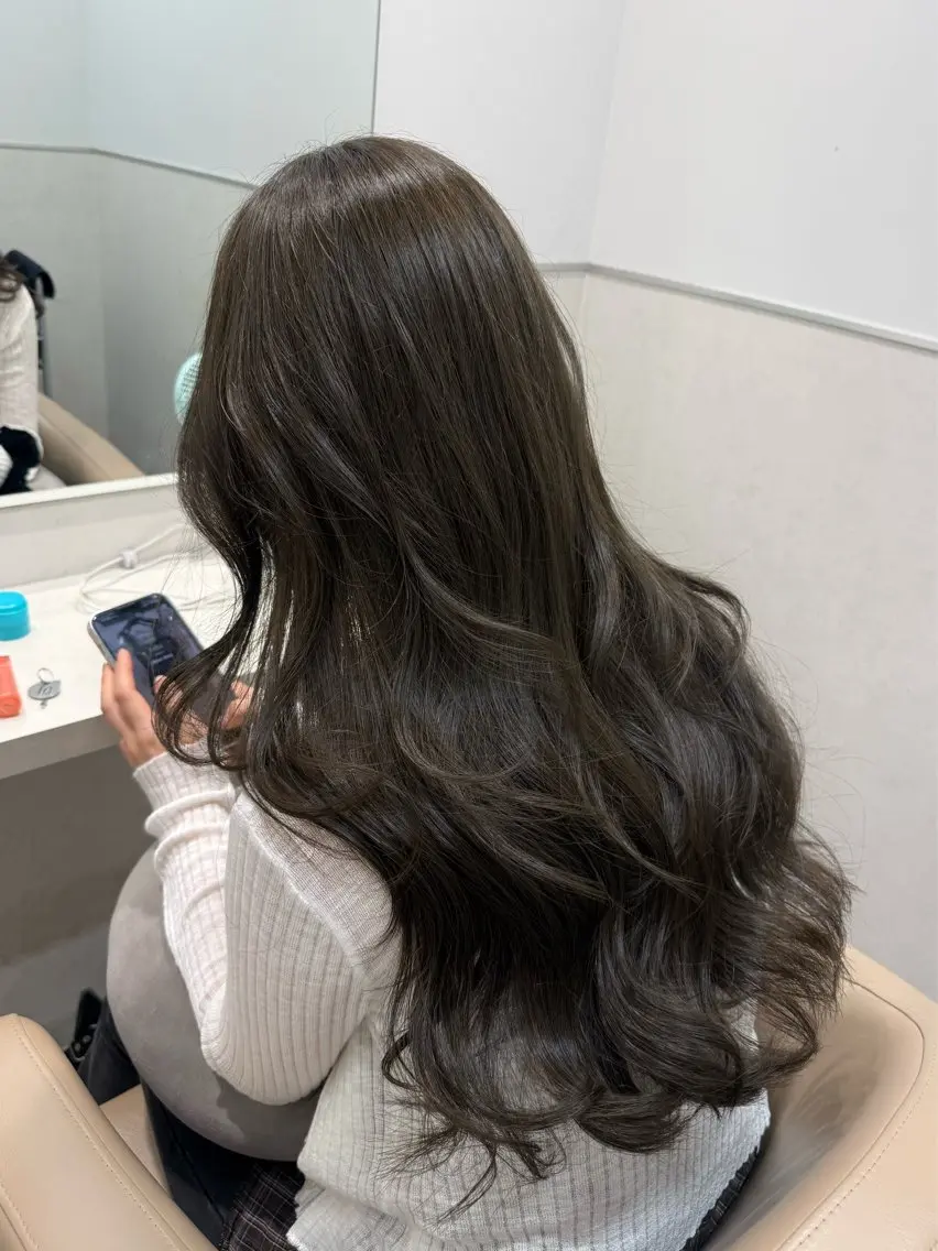 ロング カラー グレージュ オリーブグレージュ オリーブグレー ヘアカラー トリートメント ラベンダー💜 グレージュ🩶のヘアスタイル