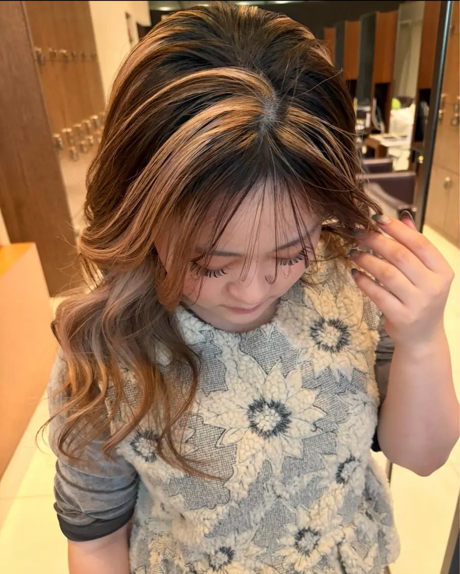ロング エクステ 顔まわりレイヤー 顔周りカット ハイライト 髪質改善 ヘアカラー ルナ|大人レイヤー| 上品ハイライトのヘアスタイル