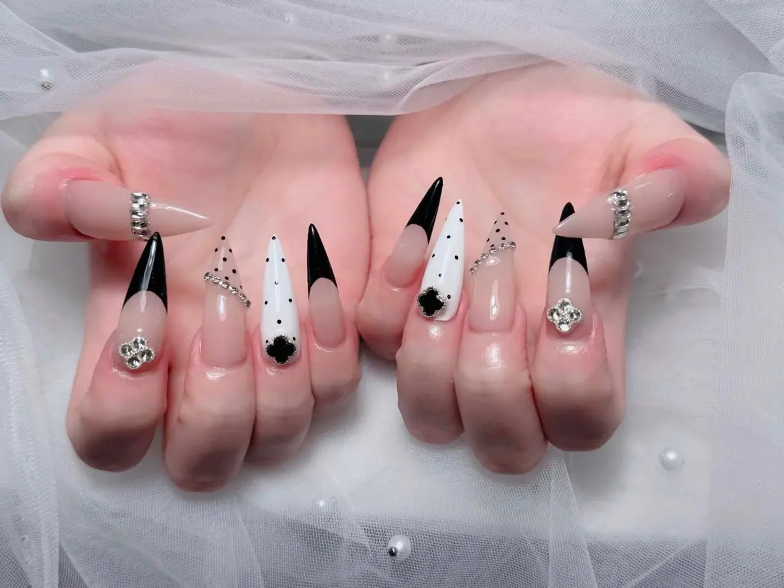 ネイル チークネイル フレンチネイル キラキラネイル 韓国ネイル マグネットネイル ハンドネイル Chibi h.babynailのネイルデザイン