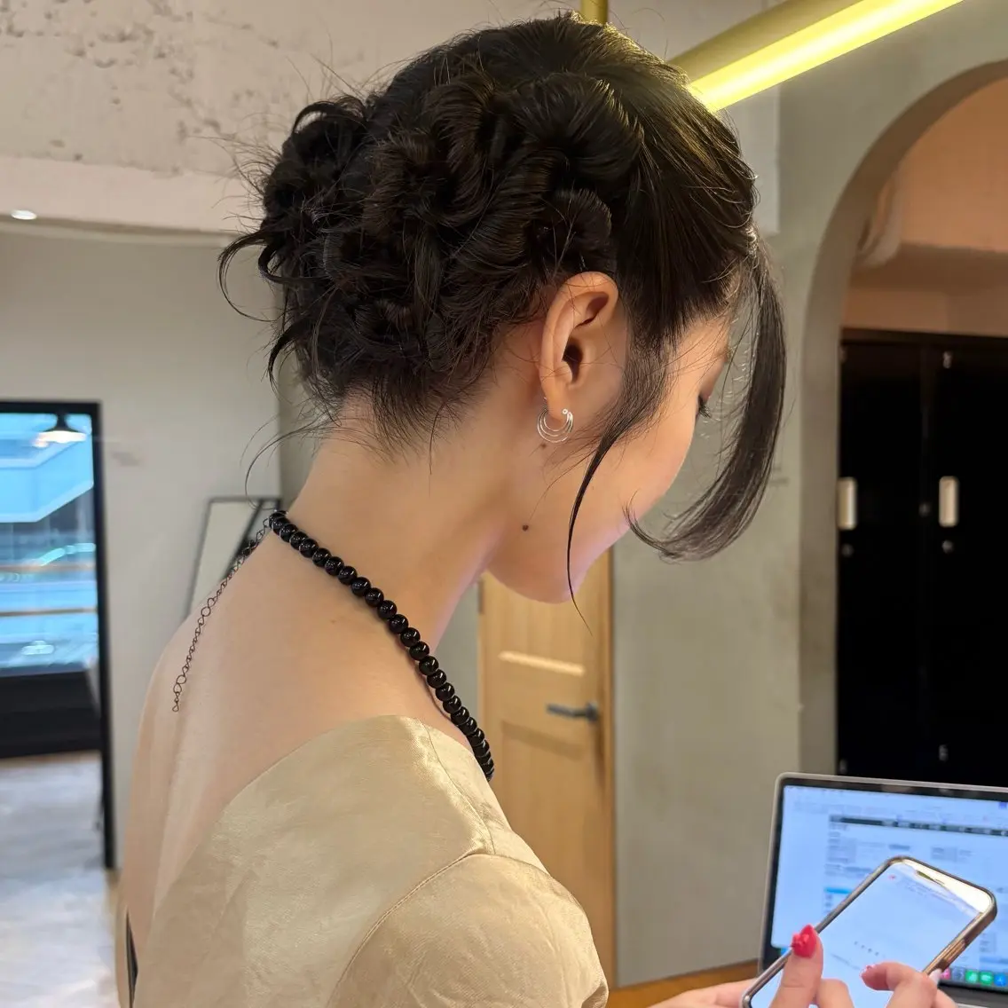 ロング ヘアアレンジ レイヤーカット/ 透明感ベージュ　モカのヘアスタイル