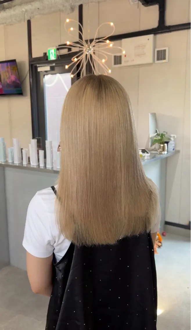セミロング カラー ベージュカラー ブリーチ ハイトーンカラー ハイトーンベージュ 山下 聖愛羅のヘアスタイル