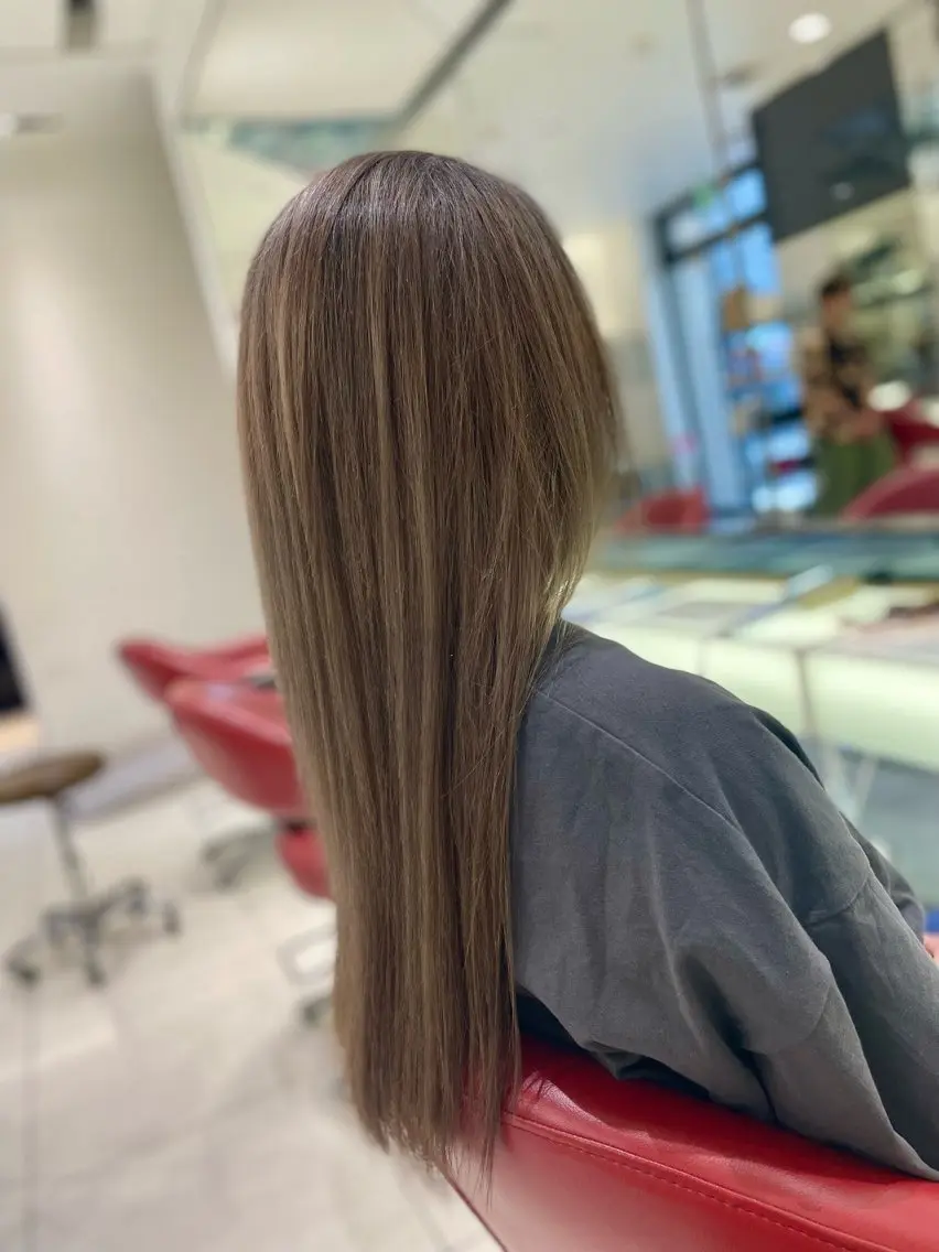 ロング カラー ブリーチ グレージュ ハイトーンカラー ミルクティーグレージュ ヘアカラー NYNY南草津店 桂嵩太のヘアスタイル