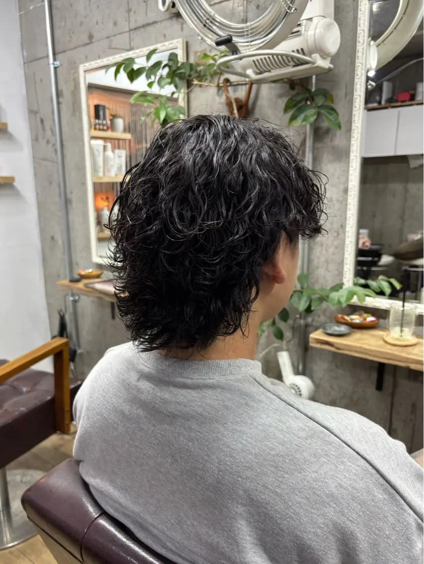 ミディアム パーマ メンズ 波巻きパーマ メンズウルフカット ウルフカット メンズパーマ /マッシュ/ヨシダのヘアスタイル