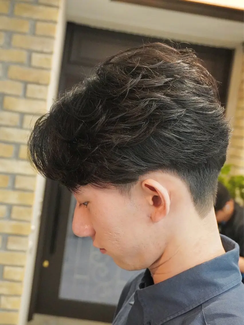 ショート パーマ ヘアアレンジ メンズ センターパート フェザーパーマ メンズパーマ 縮毛矯正 ニュアンスパーマ カット 縮毛矯正 HIKARI メンズ満足度No.1のヘアスタイル