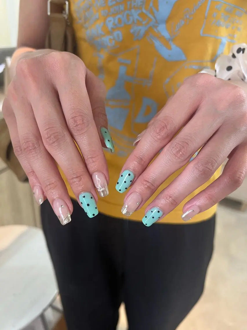 ネイル ドット ミラーネイル リボン Free's nail　Sakiのネイルデザイン