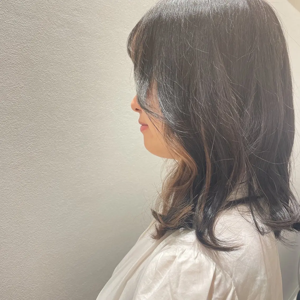 ミディアム カラー ベージュカラー イヤリングカラー ミルクティーベージュ ニュースタイル SOHOのヘアスタイル