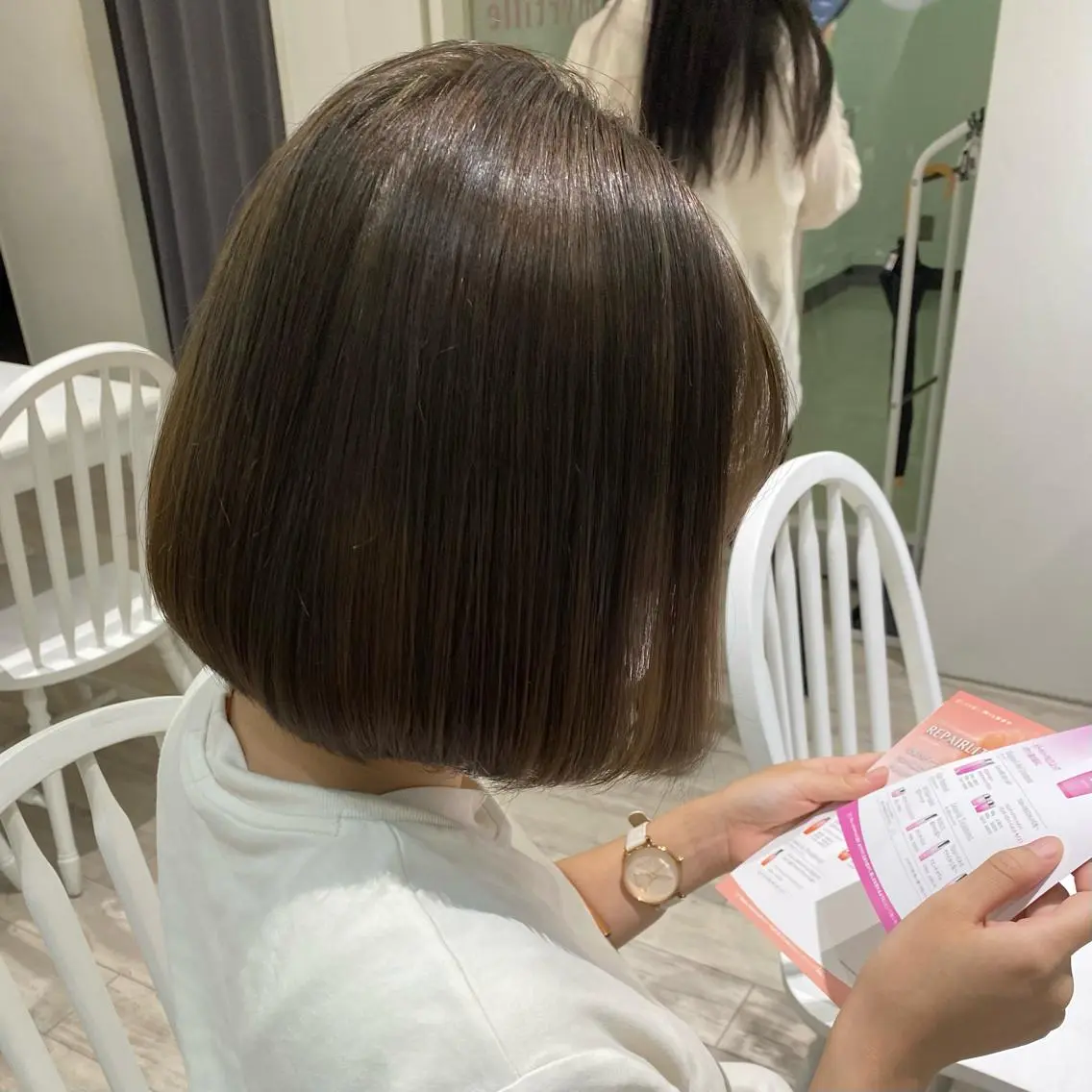 ショート カラー ベージュカラー ブリーチ オリーブベージュ 暖色カラー✨️ 門内 梨真のヘアスタイル
