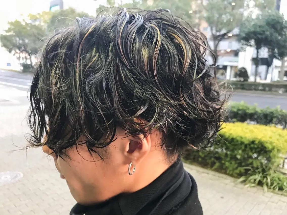 ショート カラー パーマ メンズ メンズハイライト メンズパーマ ハイライトカラー ハイライト カット パーマ 井坂 卓真のヘアスタイル
