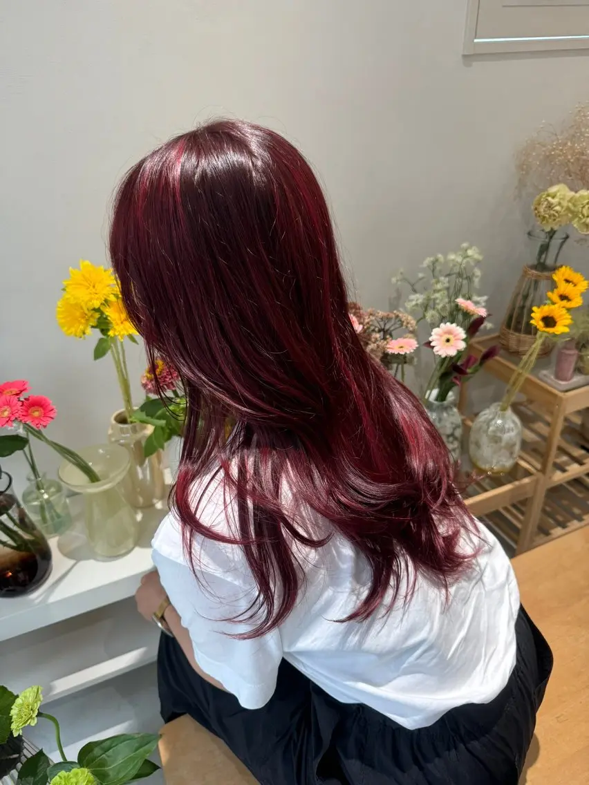 ロング カラー デザインカラー ハイライトカラー レッドカラー ハイライト 花見 亜沙美のヘアスタイル