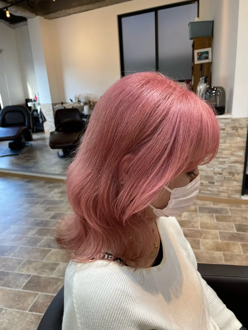 セミロング カラー ピンクカラー ホワイトピンク ヘアカラー YUI/ ブリーチカラー🌷のヘアスタイル