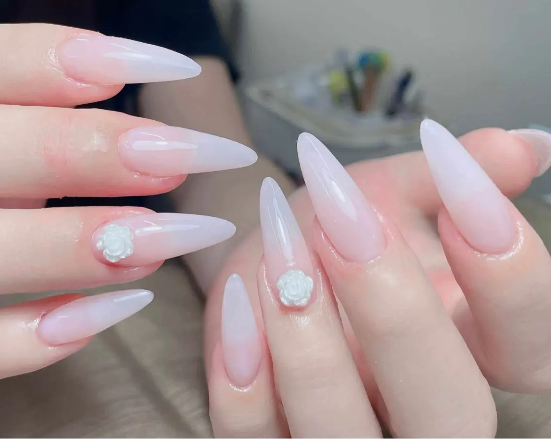 ネイル オーロラネイル ブルー チークネイル 長さ出し フットネイル NOA 池袋のネイルデザイン