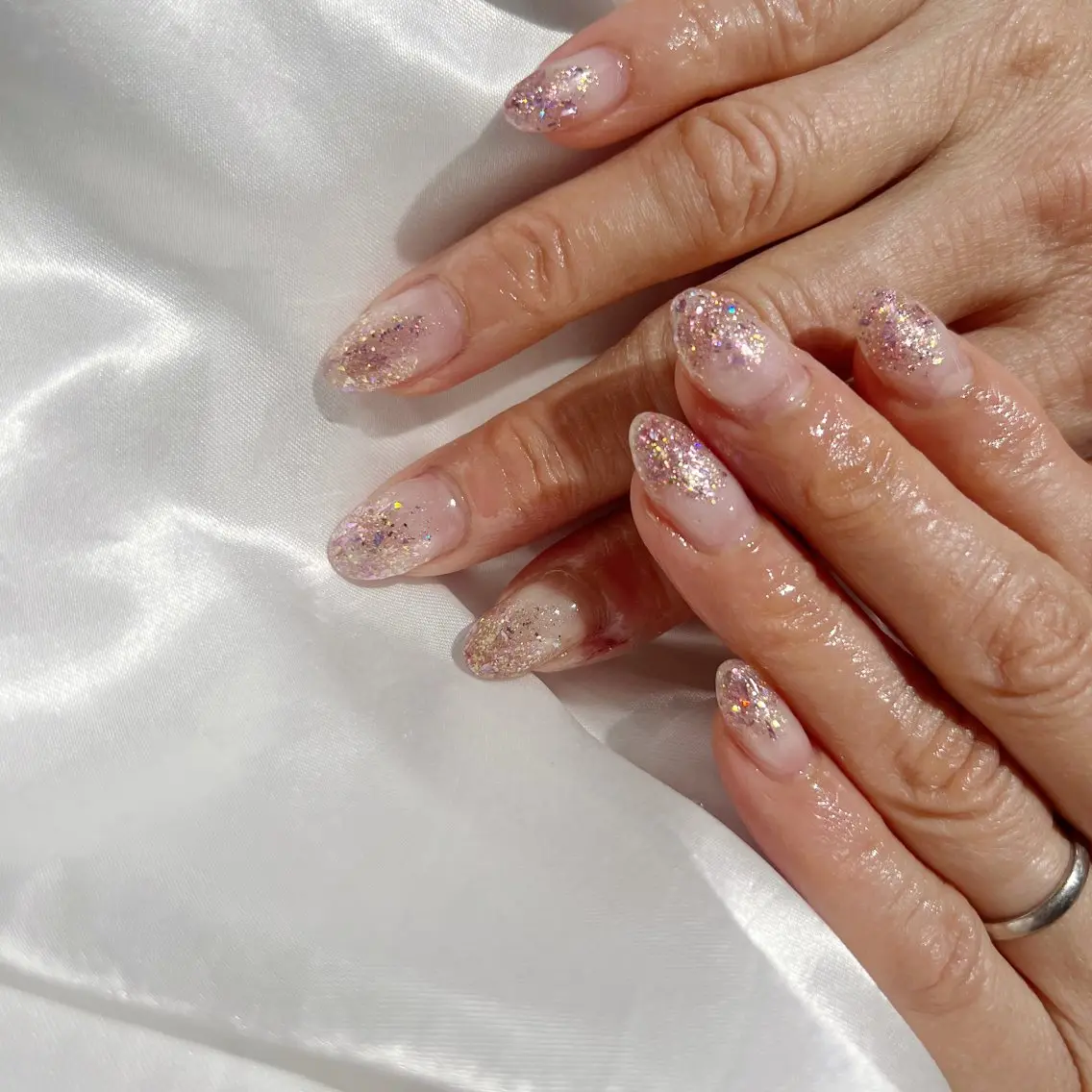 ネイル グラデーション ラメ(グリッター) ラメグラデーション シンプルネイル ハンドネイル CARIS nailはづきのネイルデザイン