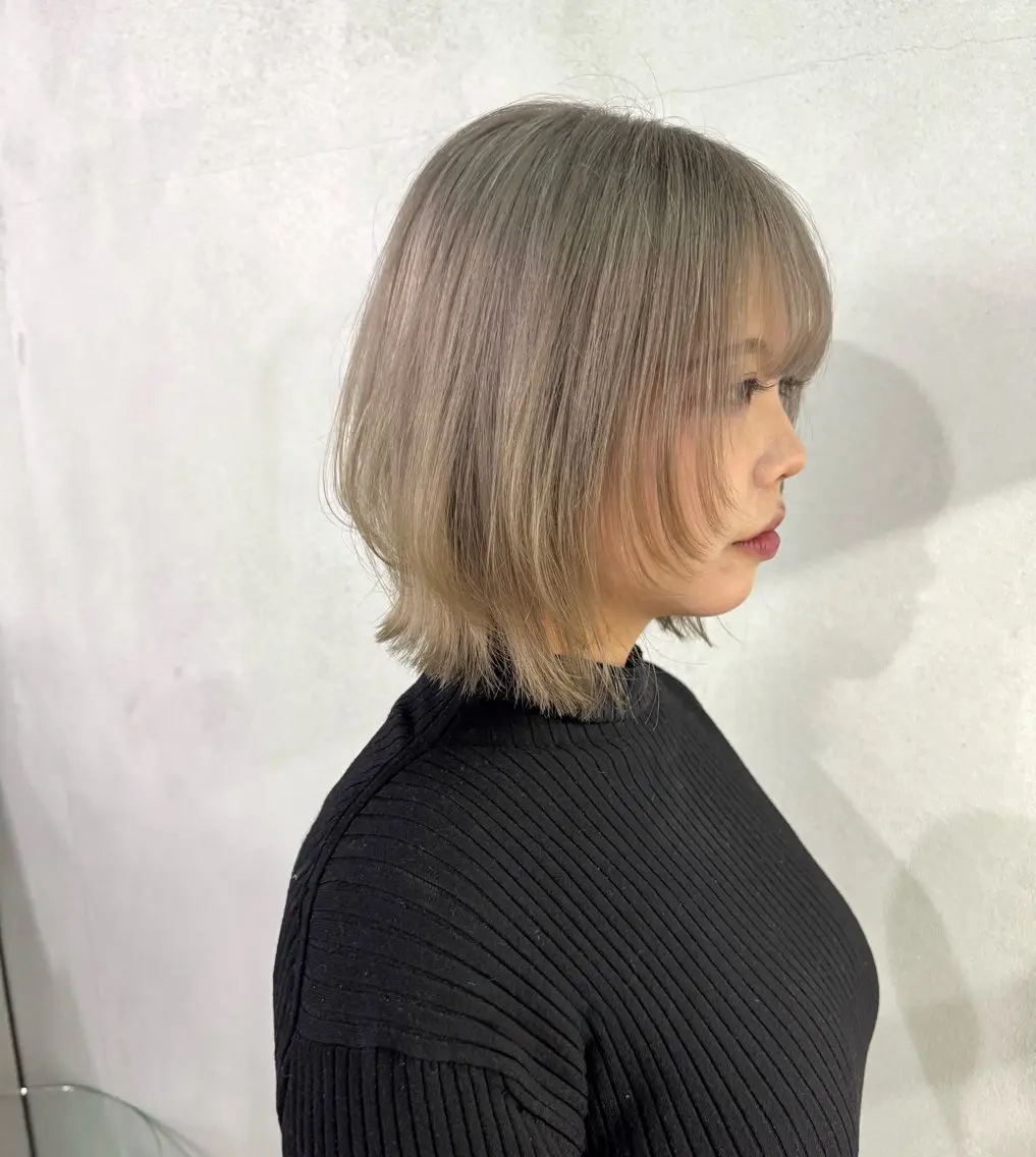 ミディアム カラー ボブレイヤー ベージュカラー シルバー シルバーベージュ ボブ カット ヘアカラー トリートメント #tag 佐藤璃美のヘアスタイル