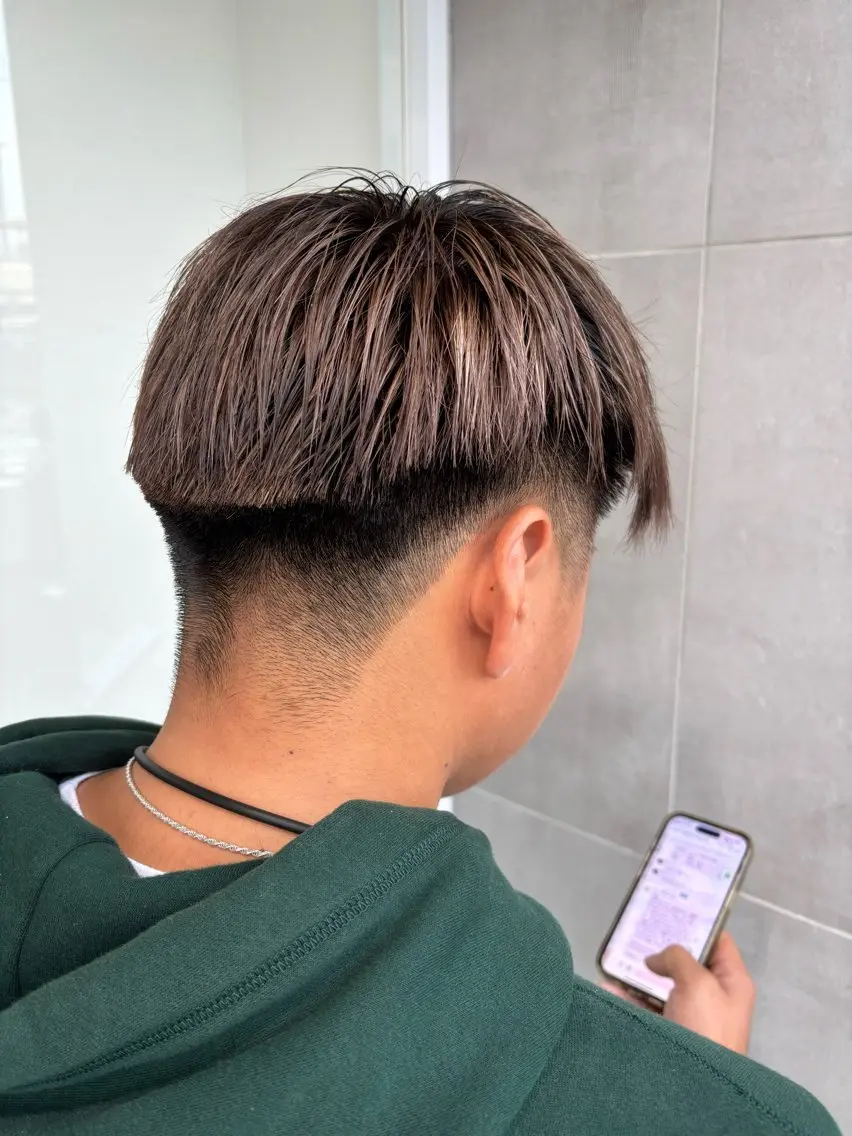 カラー メンズ メンズバレイヤージュ メンズブリーチ メンズハイライト バレイヤージュ ブリーチ カット ヘアカラー ニュアンスパーマ/ フェザー/マッシュのヘアスタイル