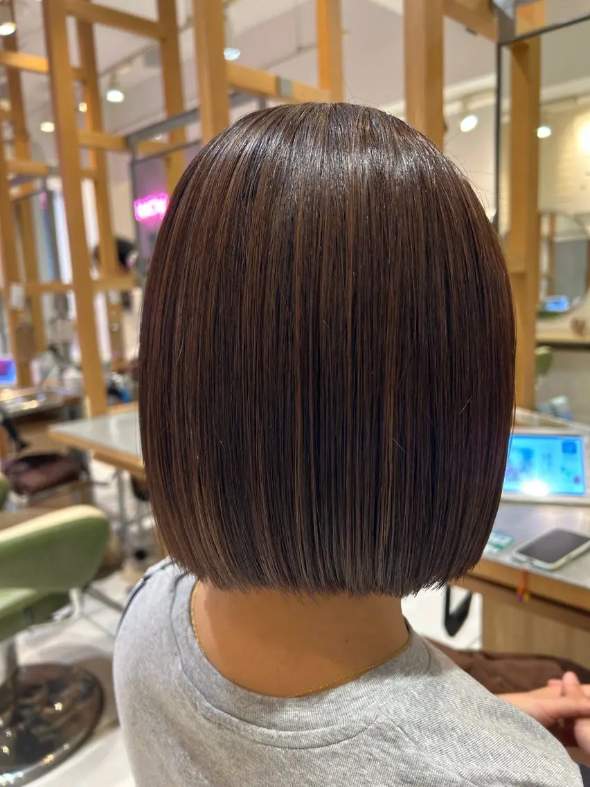 ミディアム ハイライトカラー レイヤーカットのヘアスタイル