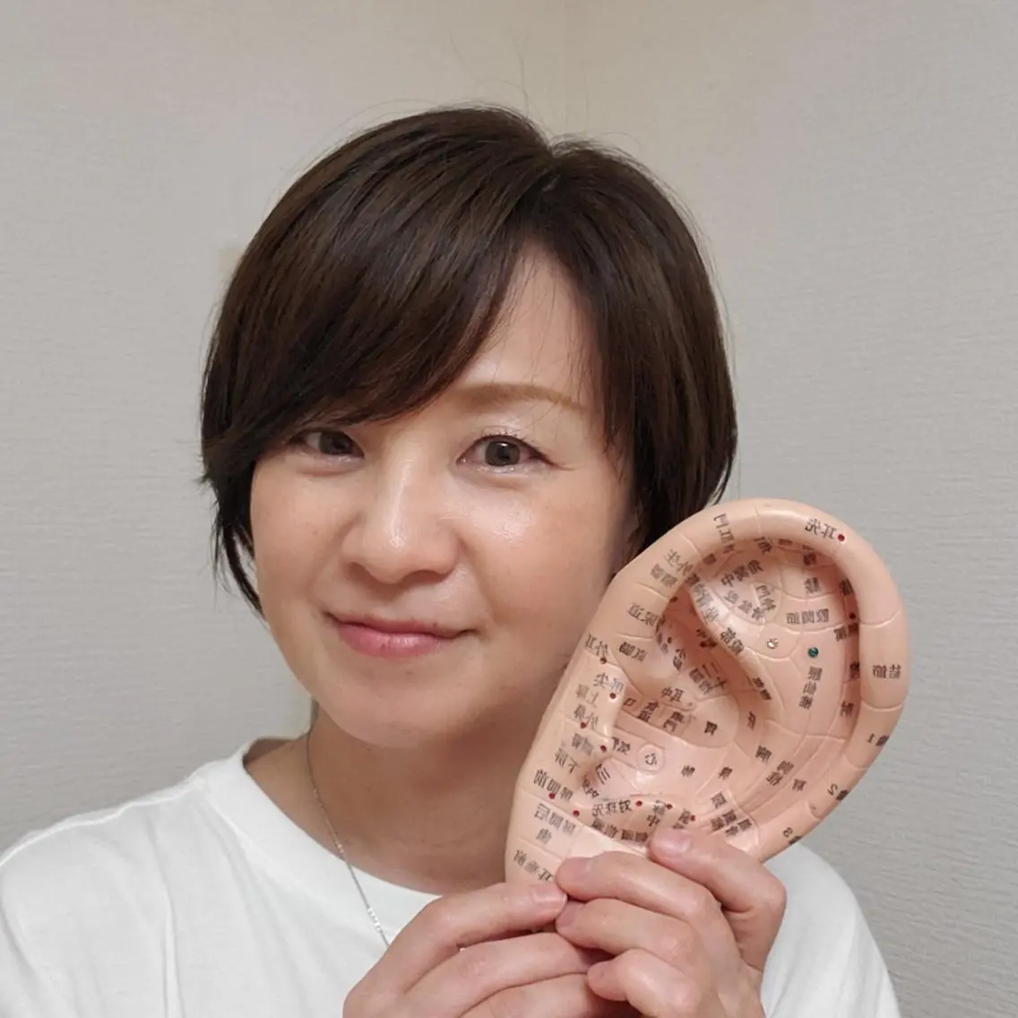 耳リフレクソロジー&耳つぼジュエリー(スワロフスキー)６粒(3ヶ所)首肩凝り、食欲抑制、自律神経整える等々の写真