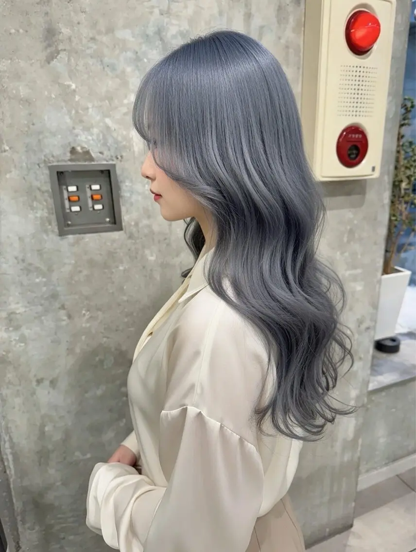 ロング カラー ヘアアレンジ アッシュ アッシュグレー ブリーチ ケアブリーチ ハイトーンカラー ヘアカラー ハイトーン特化🤍 浦住のヘアスタイル
