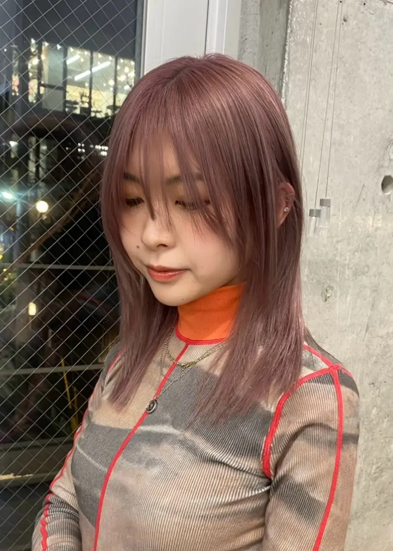 ミディアム カラー ヘアアレンジ グレージュ ピンクカラー mina 🌷のヘアスタイル