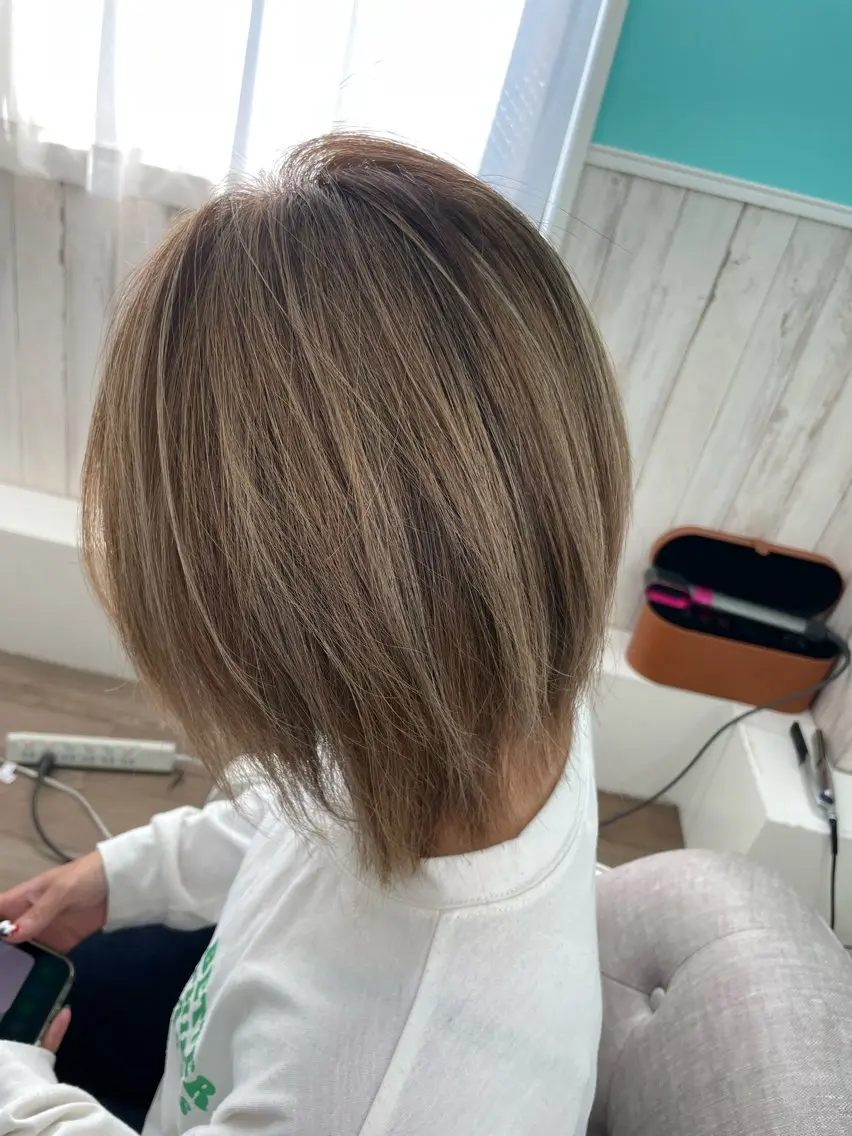 ミディアム ハイライト ヘアカラー トリートメント 🐆アンドウ チカコ🦓のヘアスタイル