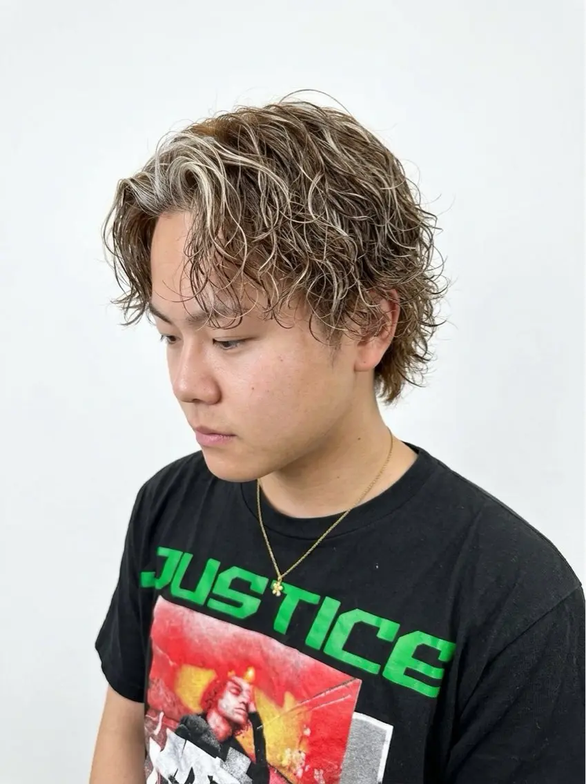 カラー パーマ メンズ メンズブリーチ メンズハイライト メンズパーマ 波巻きパーマ ブリーチ カット ヘアカラー パーマ 心斎橋メンズサロン リベルテグリットのヘアスタイル