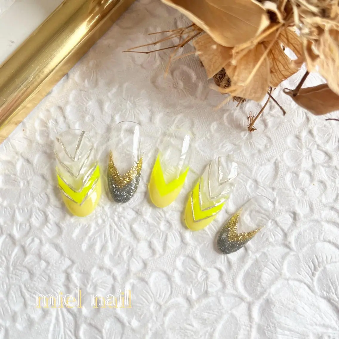 ネイル フレンチネイル ラメ(グリッター) ミラーネイル 夏ネイル 黄色 ハンドネイル miel nailのネイルデザイン