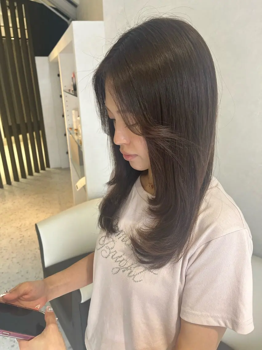 ロング カラー 顔まわりレイヤー 顔周りカット レイヤーカット カット ヘアカラー トリートメント 岡野 芽依のヘアスタイル