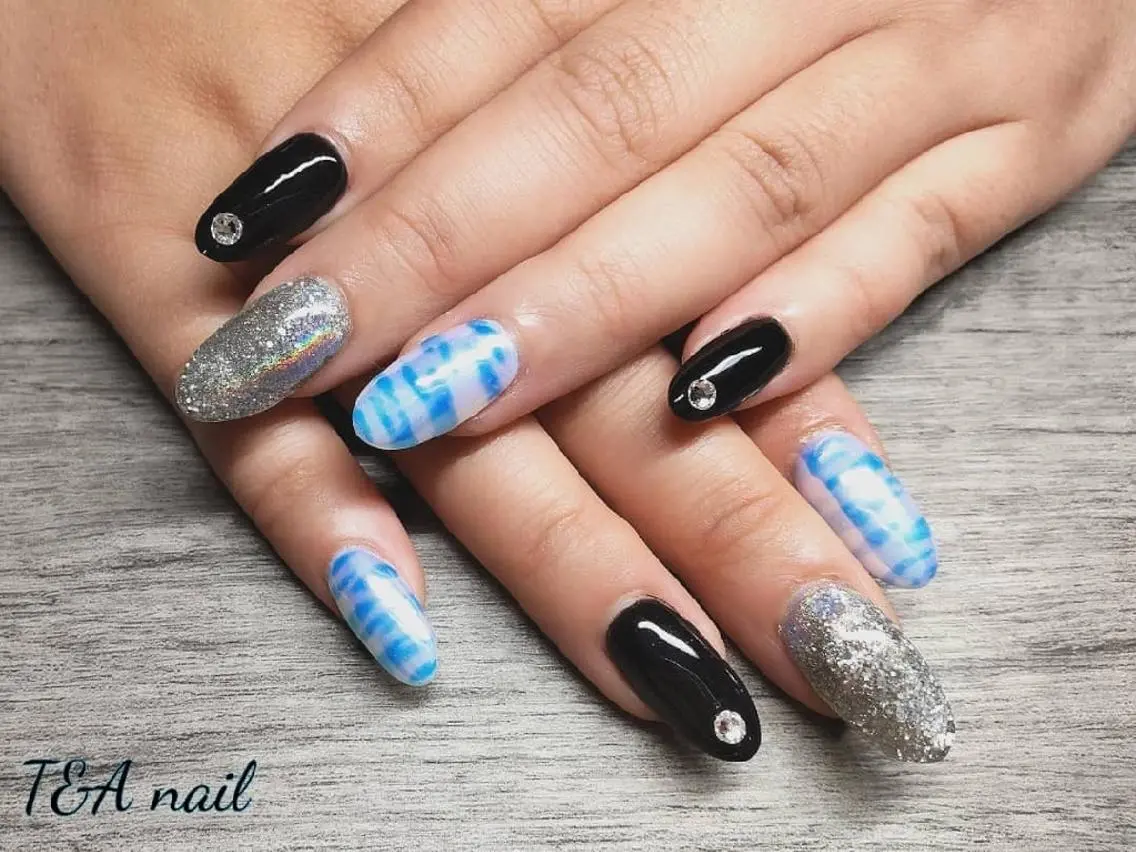 ミディアム ネイル アニマル柄 ブルー 長さ出し ジェルネイル ラメ(グリッター) T&A nailのネイルデザイン