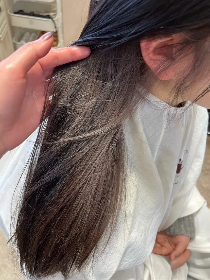 ロング カラー グレージュ 高石 未唯のヘアスタイル