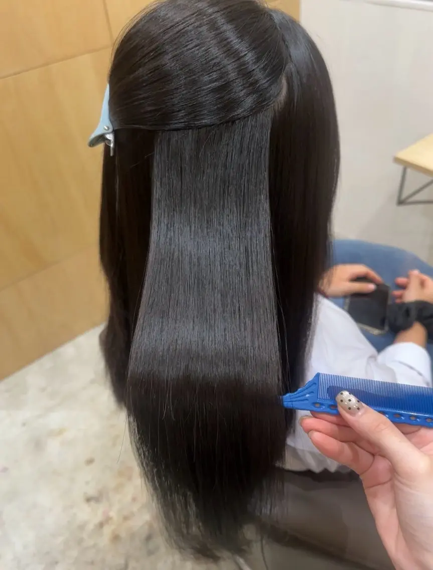 ミディアム 縮毛矯正 miloc MOMOKAのヘアスタイル