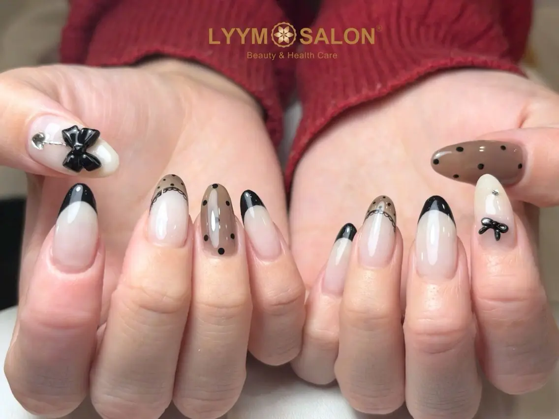 ネイル ブラウン ドット フレンチネイル ガーリー リボン ハンドネイル LYYM Salonのネイルデザイン
