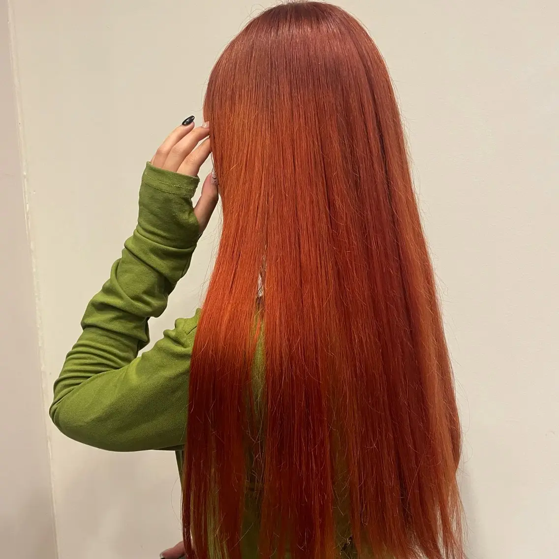 ロング カラー ブリーチ オレンジ レッドカラー ヤスダ ホノカのヘアスタイル