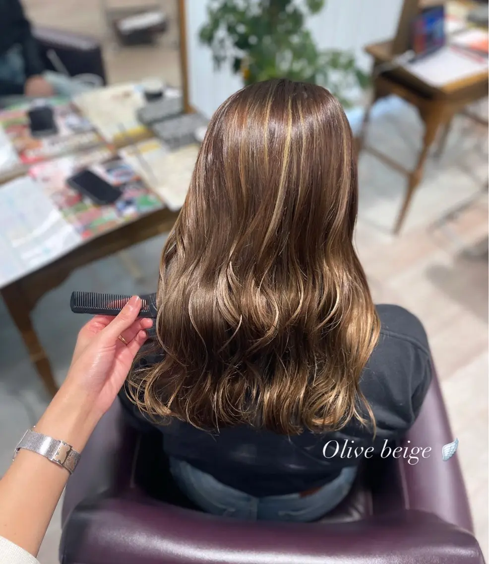 ロング カラー ベージュカラー グラデーションカラー ハイライトカラー オリーブベージュ ハイライト シミズ カエデ🍁のヘアスタイル