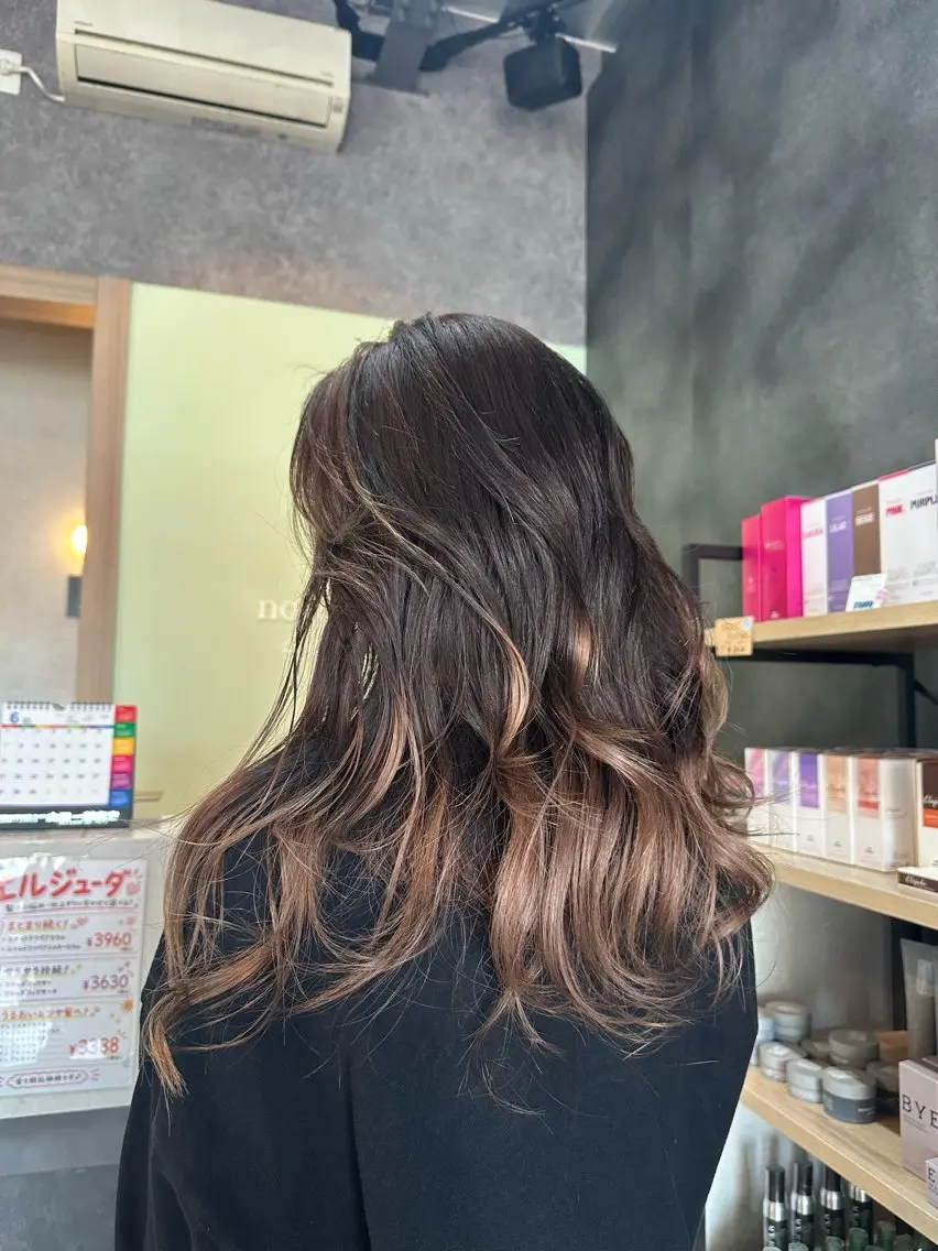 ロング ヘアカラー 坂庭 美夢のヘアスタイル