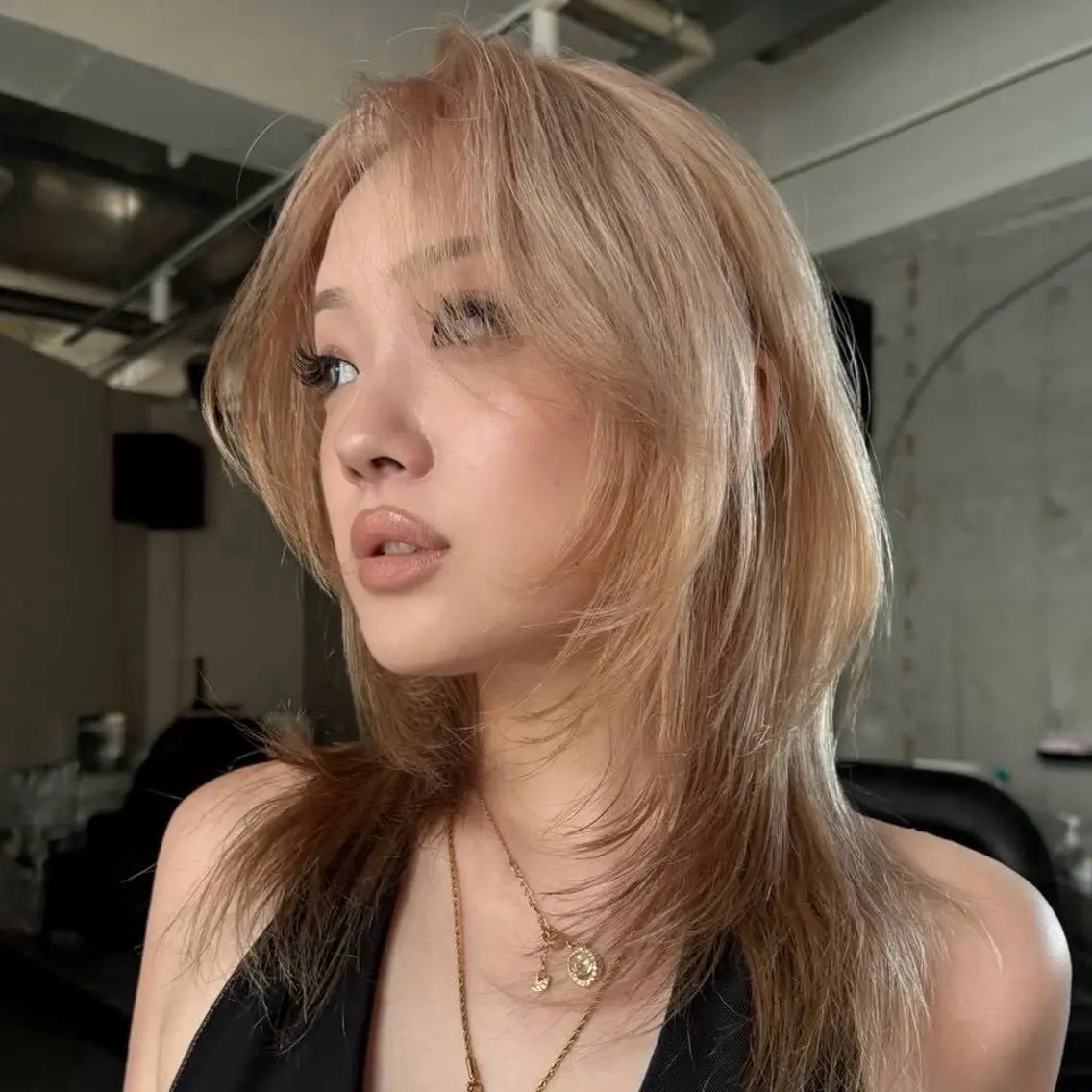 セミロング カラー りゅうせい ハイトーンのヘアスタイル