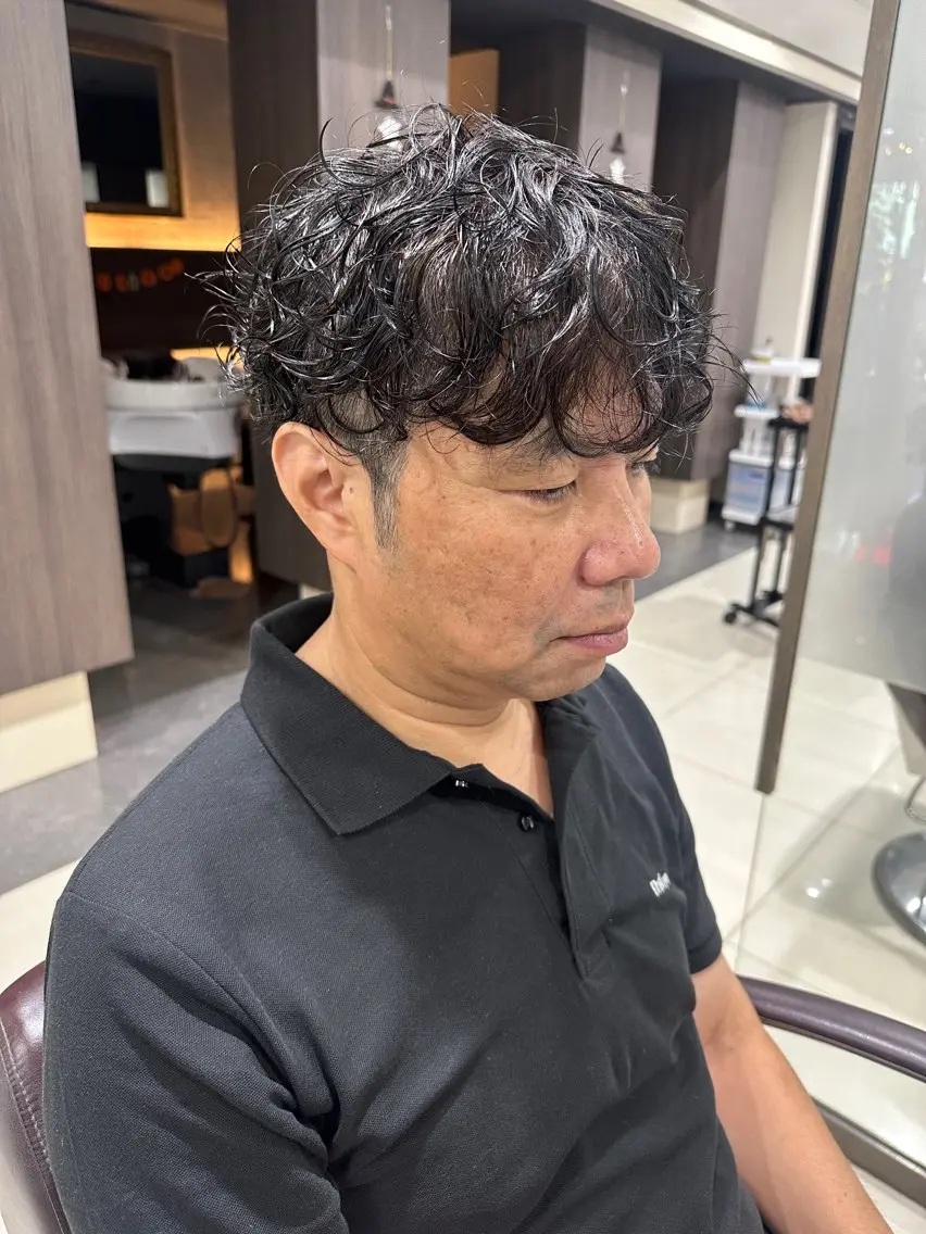 メンズ メンズパーマ カット パーマ 日曜日空きあり‼️ 艶々カラー🩷のヘアスタイル