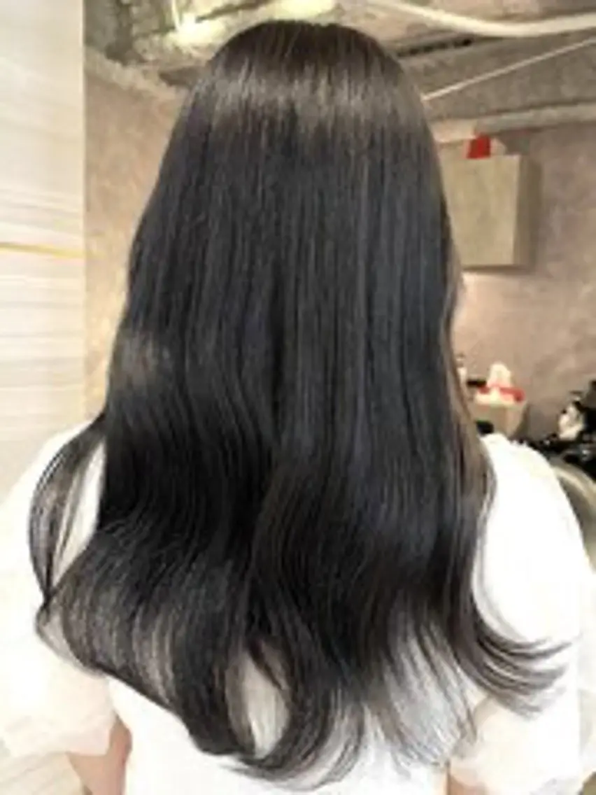 セミロング カラー elu あやね💜 🫧カラー・縮毛矯正のヘアスタイル