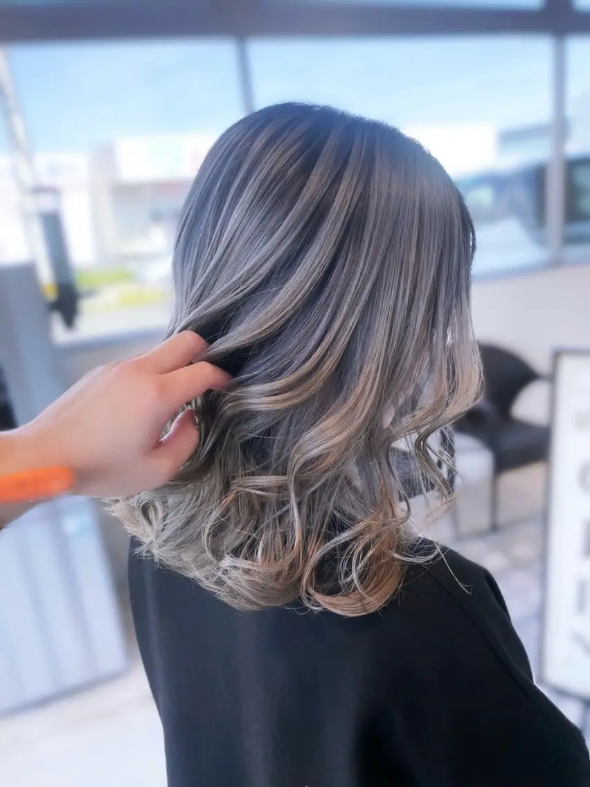 ミディアム カラー ベージュカラー 透明感カラー デザインカラー ハイライトカラー ハイライト ヘアカラー 𝐄𝐀𝐑𝐓𝐇 / 𝐚𝐤𝐢🎀のヘアスタイル