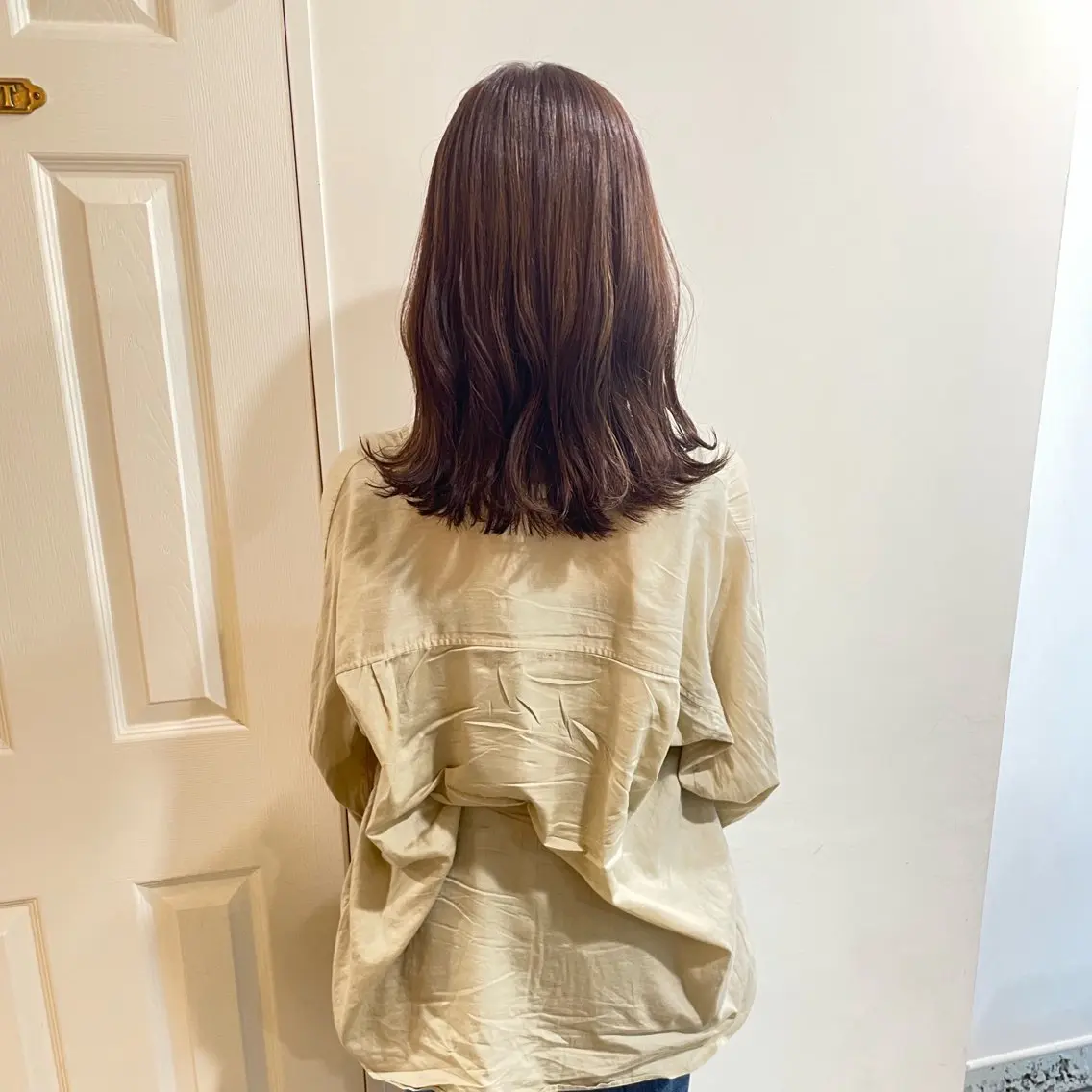 セミロング カラー ハイライトカラー ハイライト ヘアカラー トリートメント MIOベージュカラー 柔らかいカラーのヘアスタイル