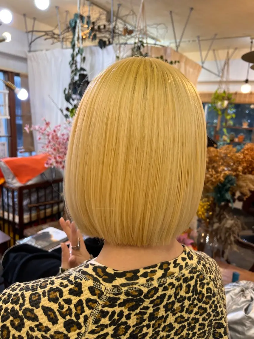 ショート カラー ブリーチ 抜きっぱなしブロンド ダブルカラー ボブ mary'sメリー /ニュアンスカラーのヘアスタイル
