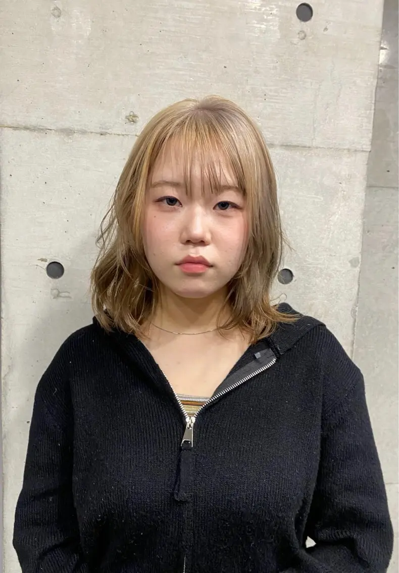 ミディアム カラー ベージュカラー ブリーチ ブロンド デザインカラー 増井 彩乃のヘアスタイル