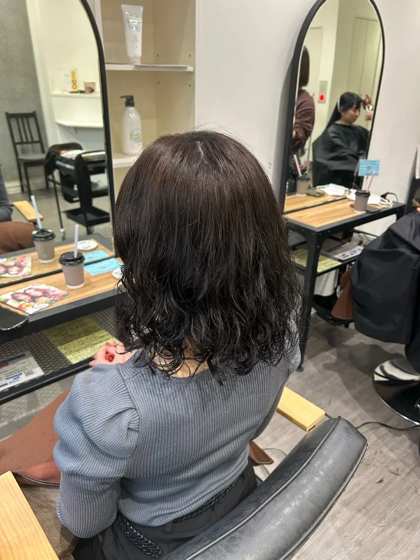 ミディアム カラー パーマ ヘアアレンジ 黒髪 透明感カラー ナチュラルブラック ヘアカラー トリートメント cocotte 💟草間紫音💟のヘアスタイル