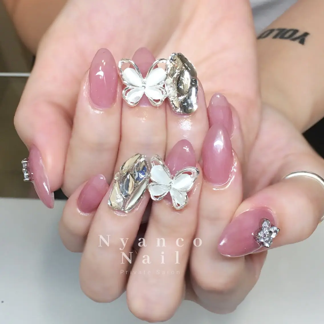 ネイル ブルー ジェルネイル キラキラネイル ピンク ワンホンネイル Nyanco Nailのネイルデザイン