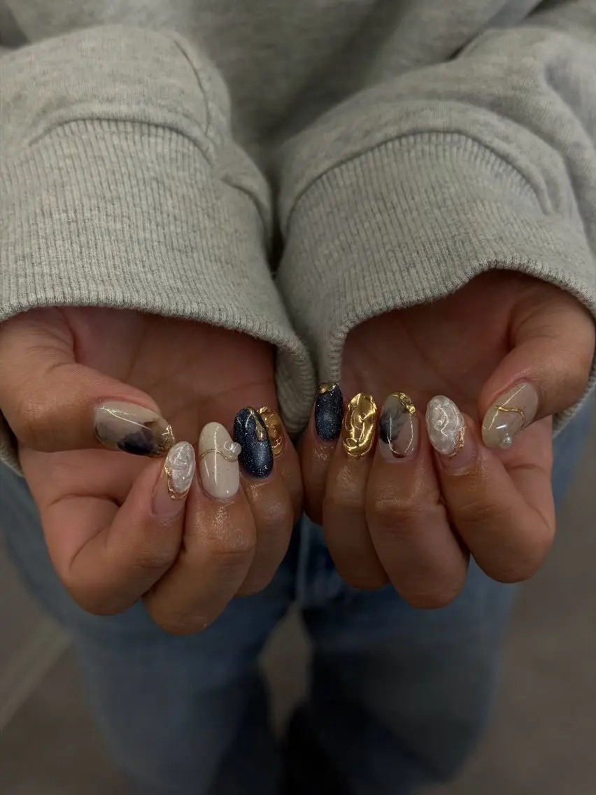 ネイル ジェルネイル ゴールド マグネットネイル ミラーネイル ネイビー ハンドネイル ハンドケア Bana_ Nailのネイルデザイン