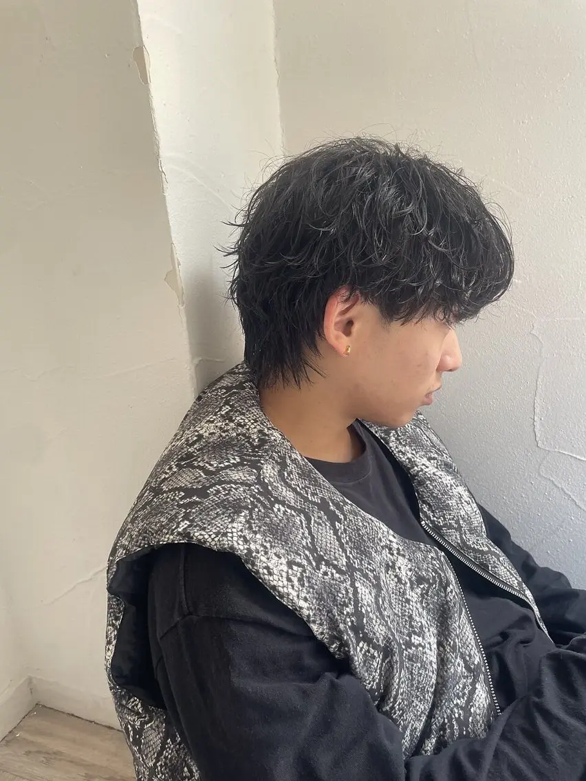 メンズ センターパート ダウンパーマ フェードカット フェザーパーマ カルマパーマ カット 布施メンズ特化美容師 秋山 涼のヘアスタイル