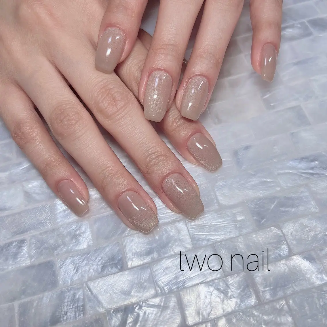 ネイル ブラウン キラキラネイル マグネットネイル ネイルチップ ホワイト ハンドネイル two nailのネイルデザイン