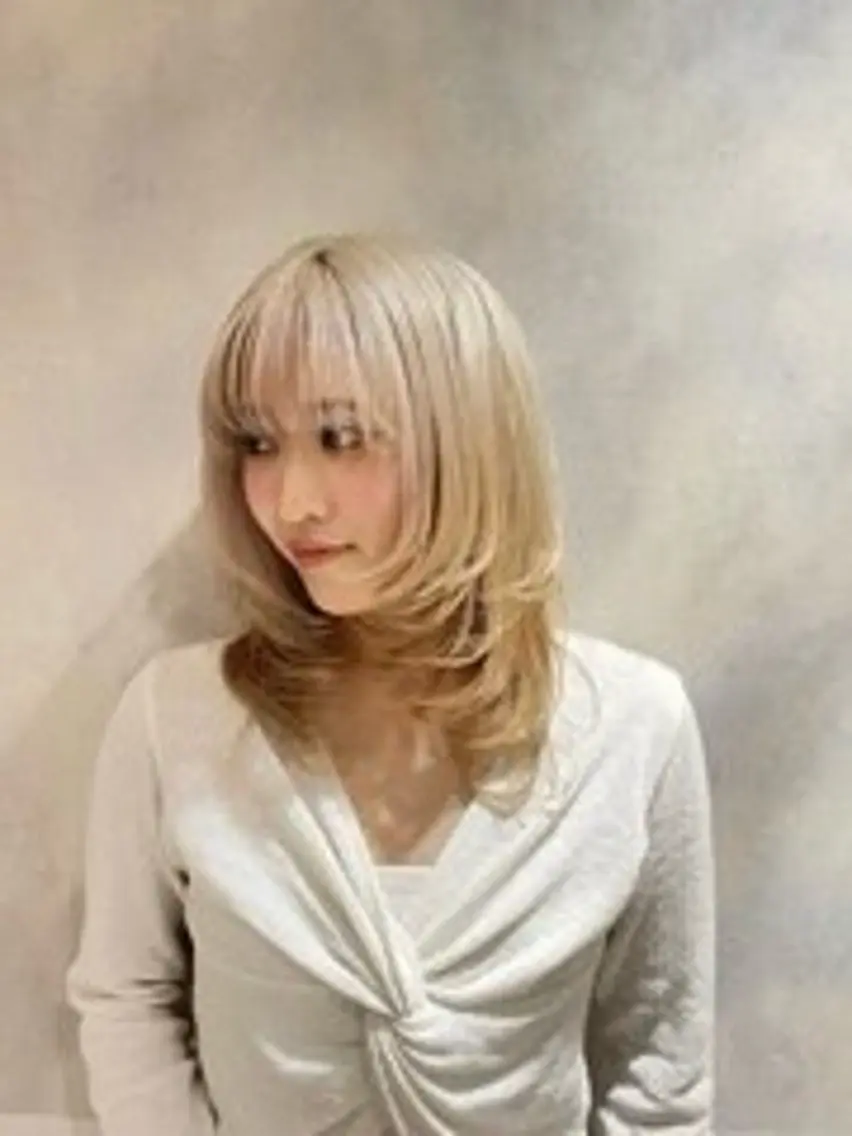 ミディアム カラー 渡邊 美優のヘアスタイル