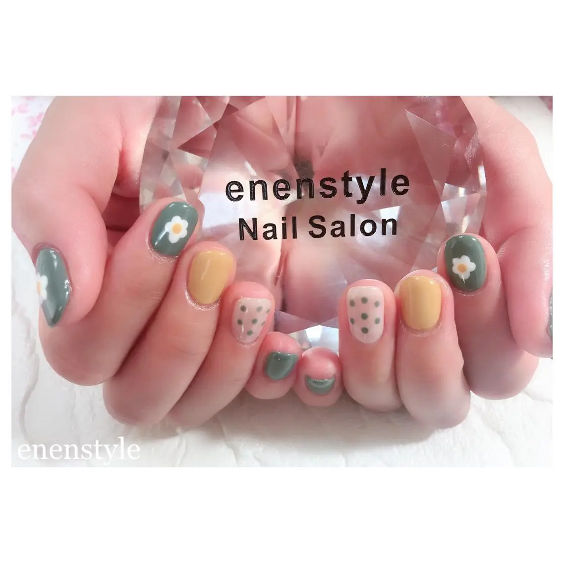 ショート ネイル ドット グリーン ラメ(グリッター) 黄色 ハンドネイル 🐾enen style 🐾のネイルデザイン