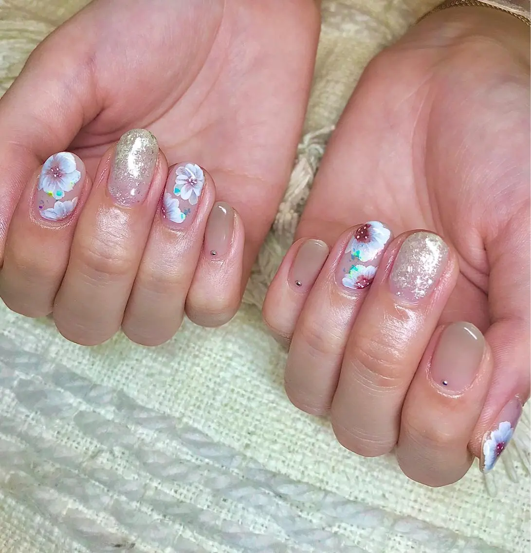 ミディアム カラー パーマ ヘアアレンジ メンズ キッズ ネイル マツエク・マツパ フラワーネイル el. by Aoのネイルデザイン